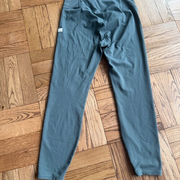 Vuori AllTheFeels™ Legging – Short – Lake (Minty Pistachio Green) – Size Medium - Picture 2 of 2